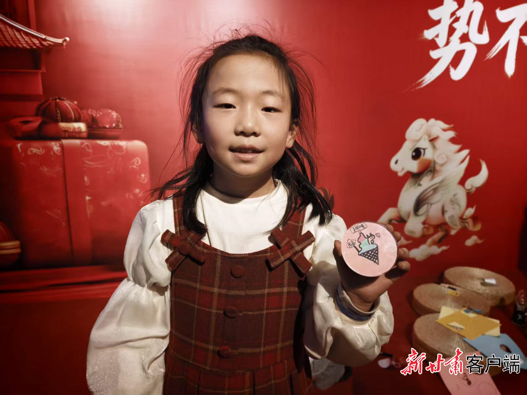 小朋友向记者展示自己制作的冰箱贴