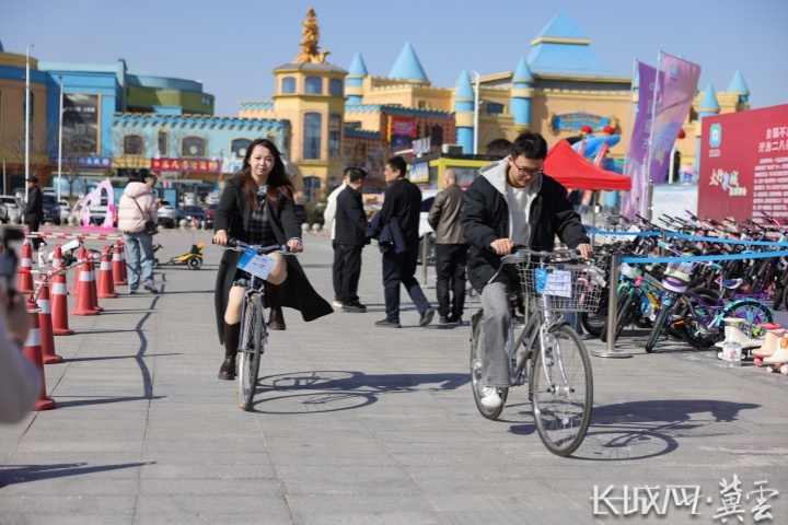 市民现场体验自行车。通讯员 梁智晓 供图