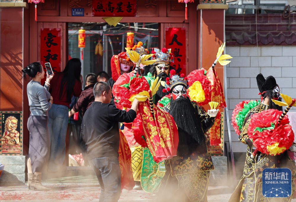 2月21日,在甘肃省静宁县仁大镇,社火队员走家串户表演。