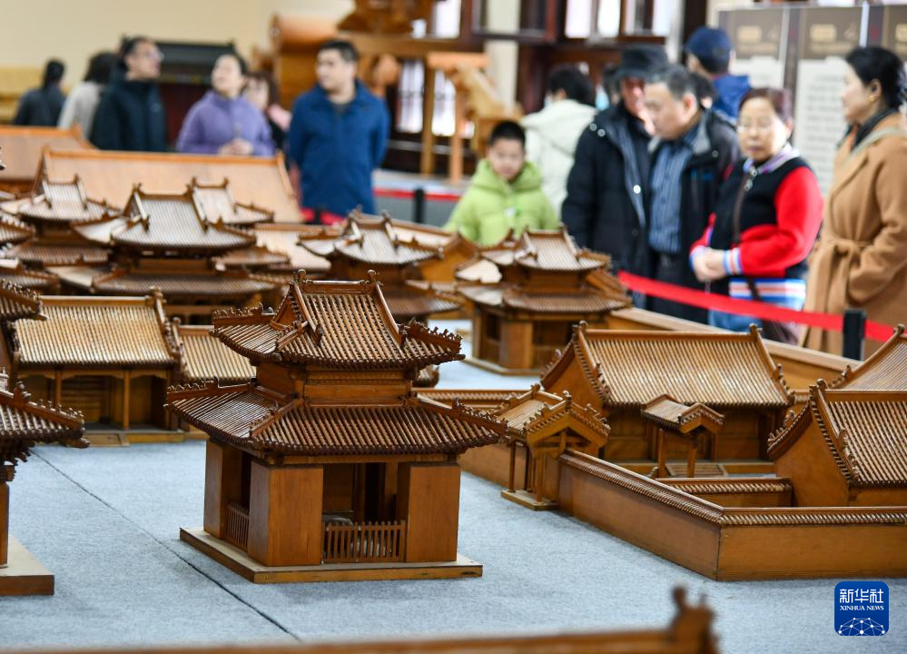 2月24日，人们在山东古建筑博物馆参观中国古代建筑模型展。