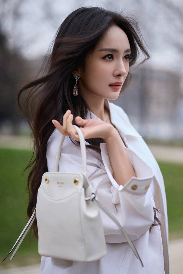 杨幂潇洒自由。