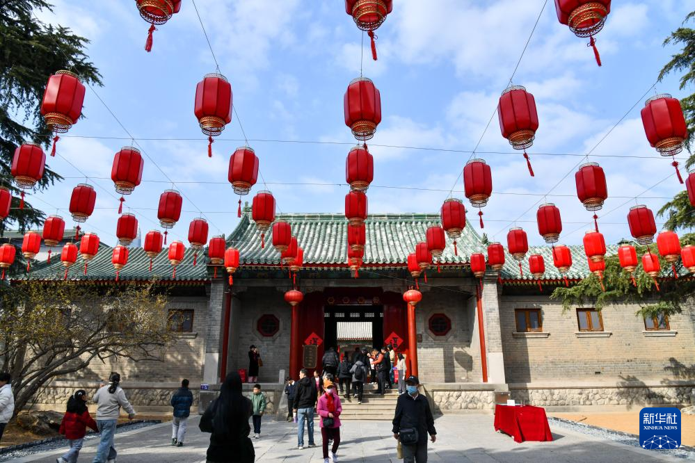 2月24日，人们在山东古建筑博物馆参观。