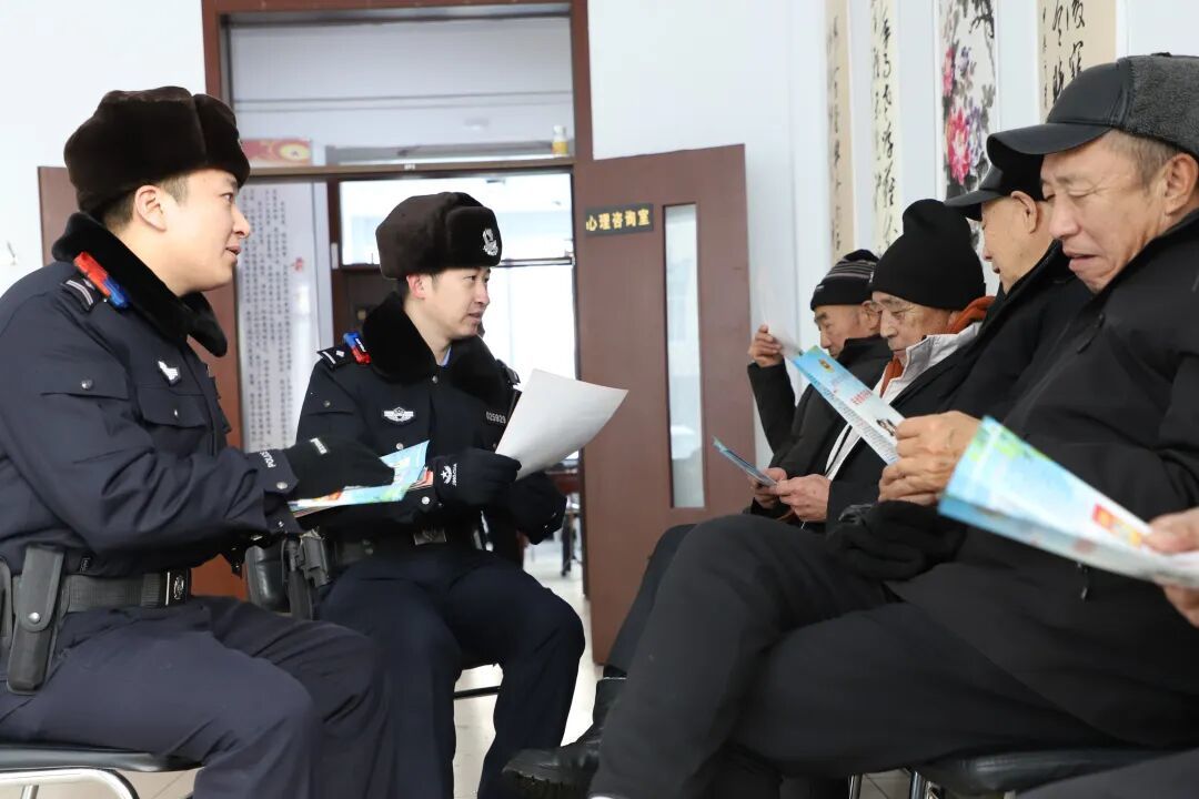 通河县公安局民警在通河县老年大学进行反诈宣传
