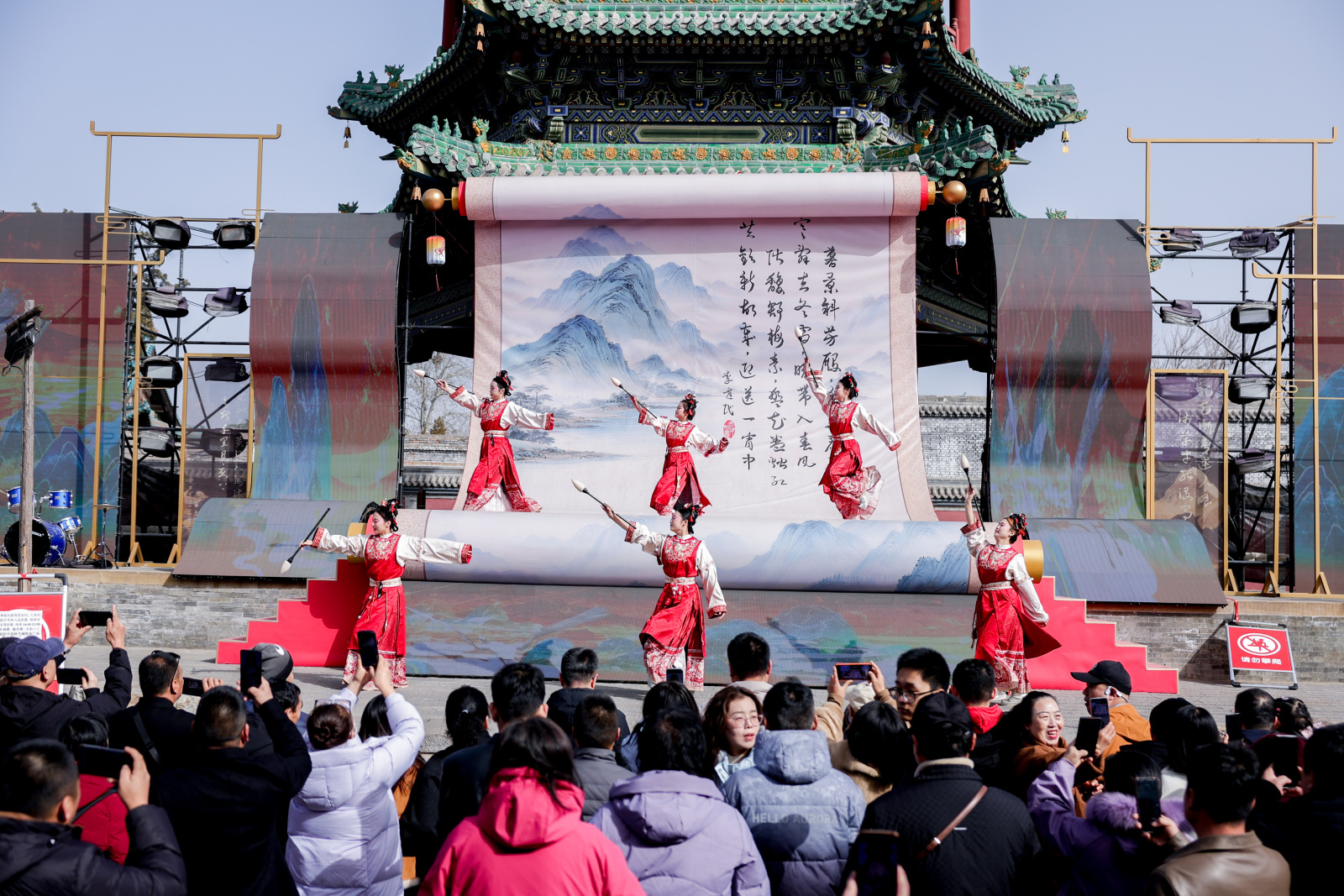 游客在太原古县城看演出