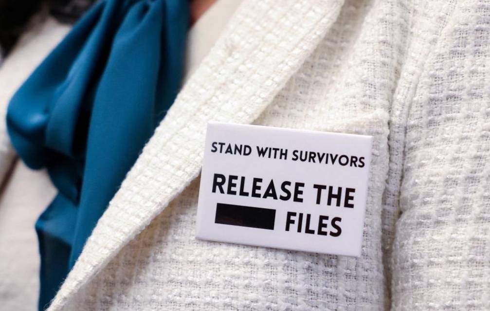 特朗普国情咨文演讲现场,佩洛西佩戴支持爱泼斯坦受害者徽章