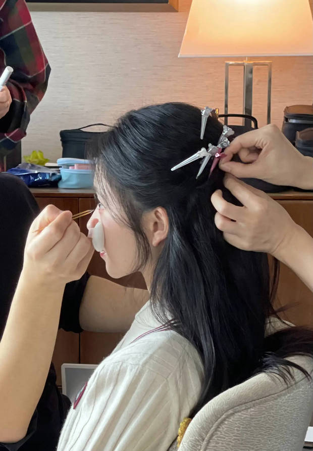 刘浩存整理妆容，状态松弛又显清新。