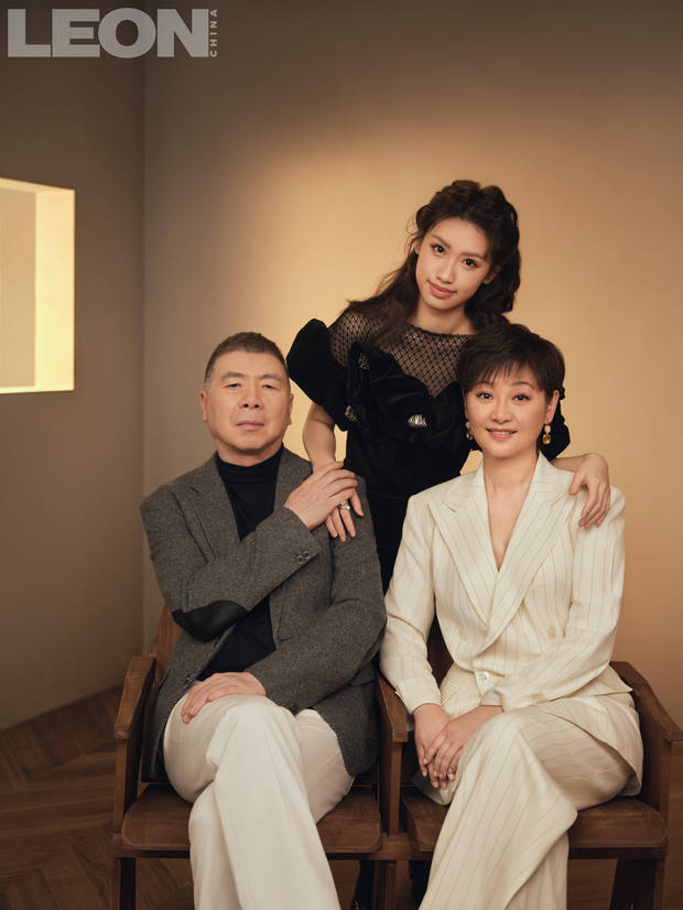 冯小刚一家氛围十分温馨。