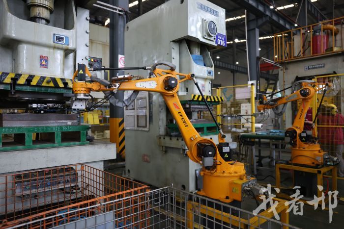 在河北华曙新能源汽车科技有限公司冲压车间，关节臂机器人正在高效运转。李世强摄。