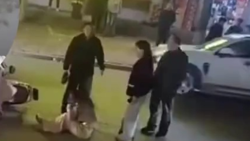 河南平顶山郏县再通报打人事件 15岁女孩被用拖鞋当街殴打事件，郏县通报：误认后继续打女孩，打人夫妻俩已被检方批捕