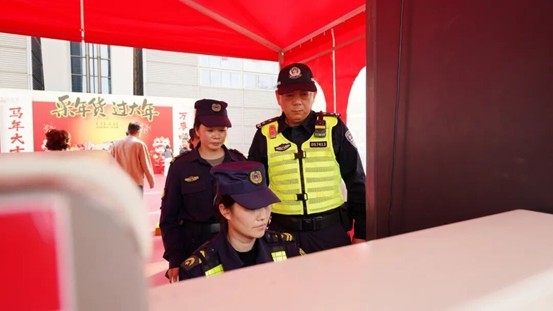 便民微信 服务暖心丨吴波：展会年味里的“便民联络站”