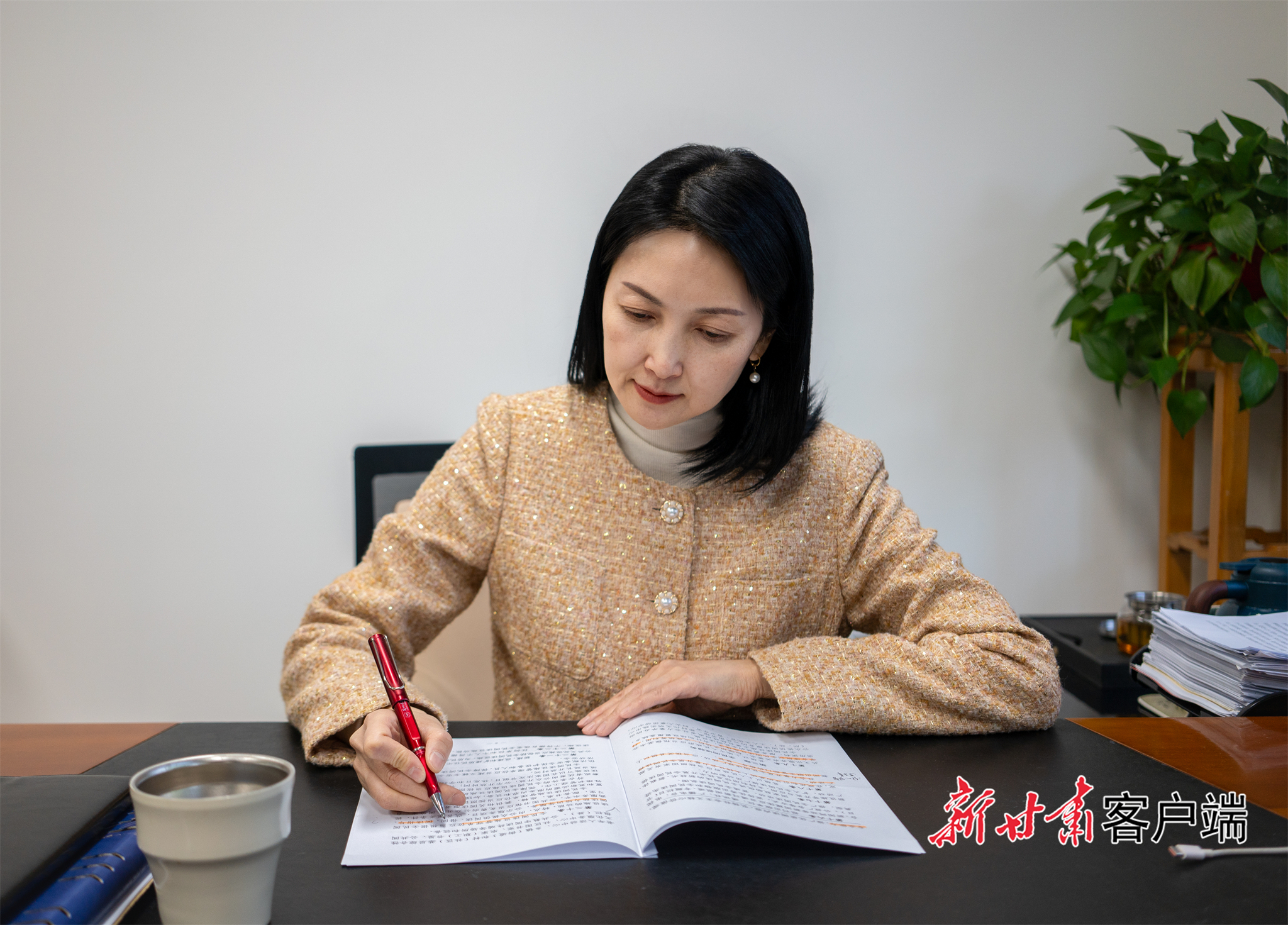 工作中的陈天竺　新甘肃&middot;甘肃日报记者　白永萍