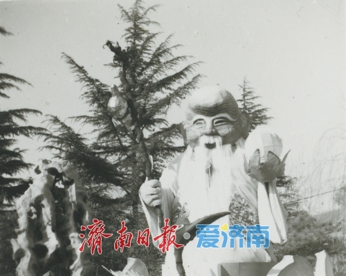 1981年,龟石旁的寿星造型花灯。