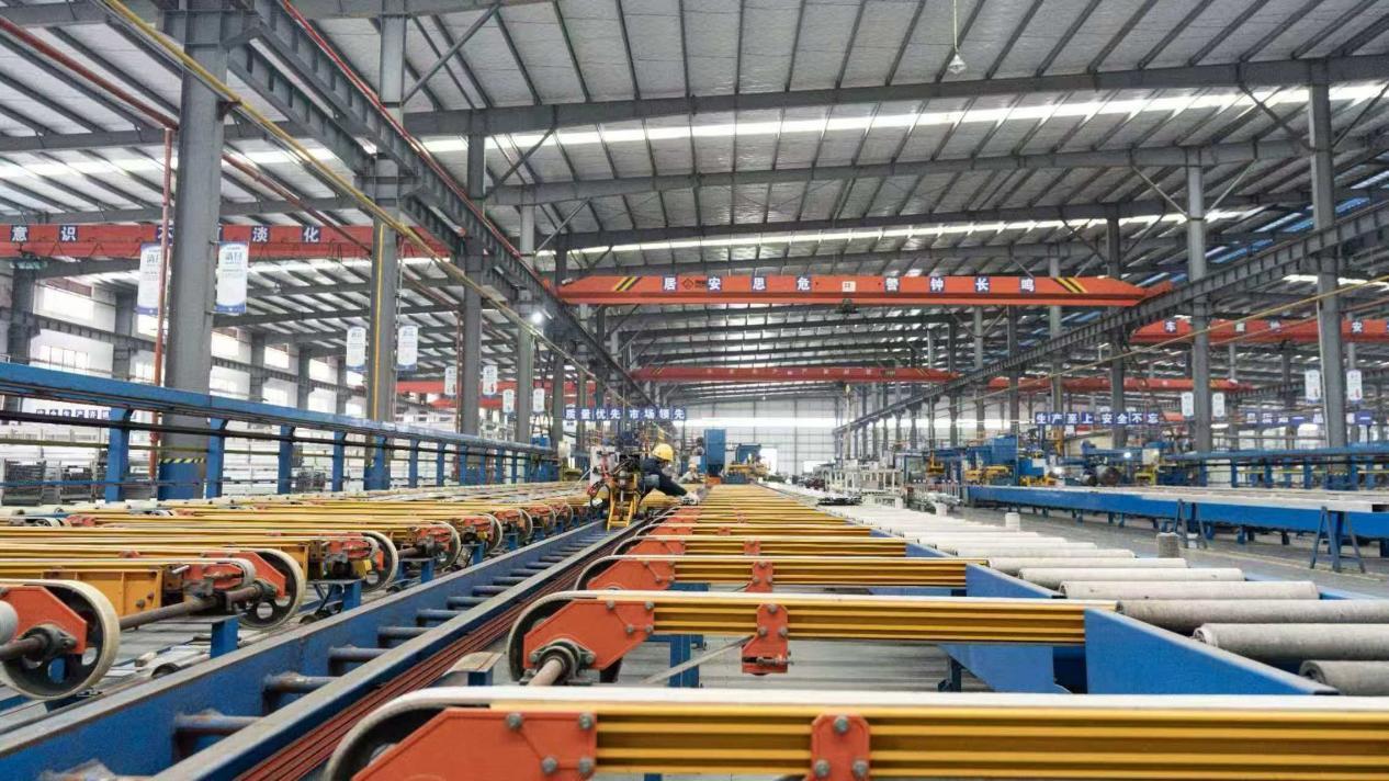 安义铝型材企业生产车间。