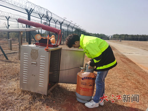 谢小斌更换驱鸟炮煤气罐。 李淑芳摄