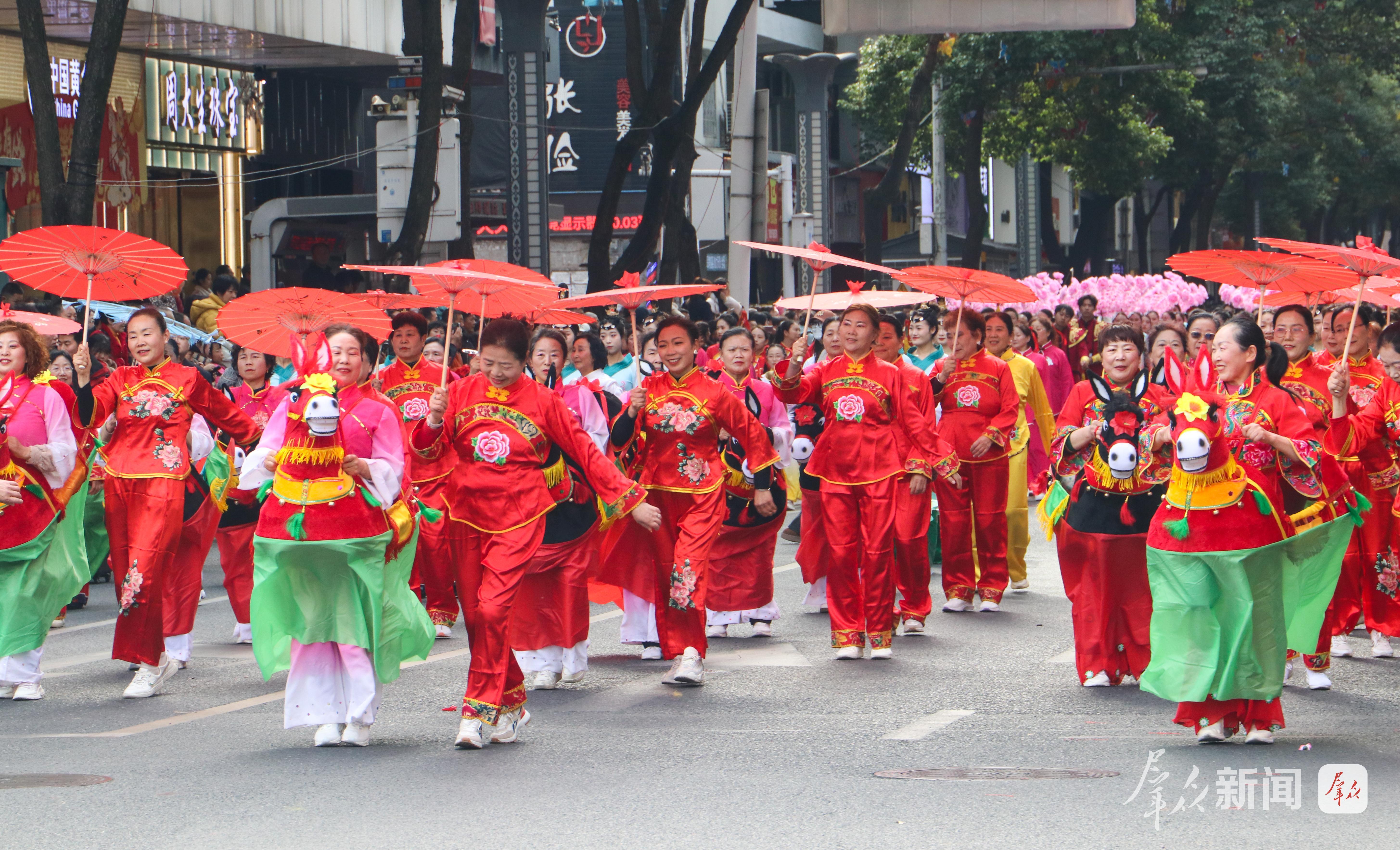 2月27日,演员在社火巡游中表演。