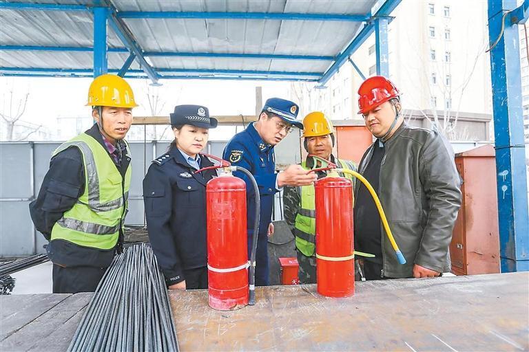 平凉市消防支队、公安局开展联合执法检查 本版图片均由省司法厅提供