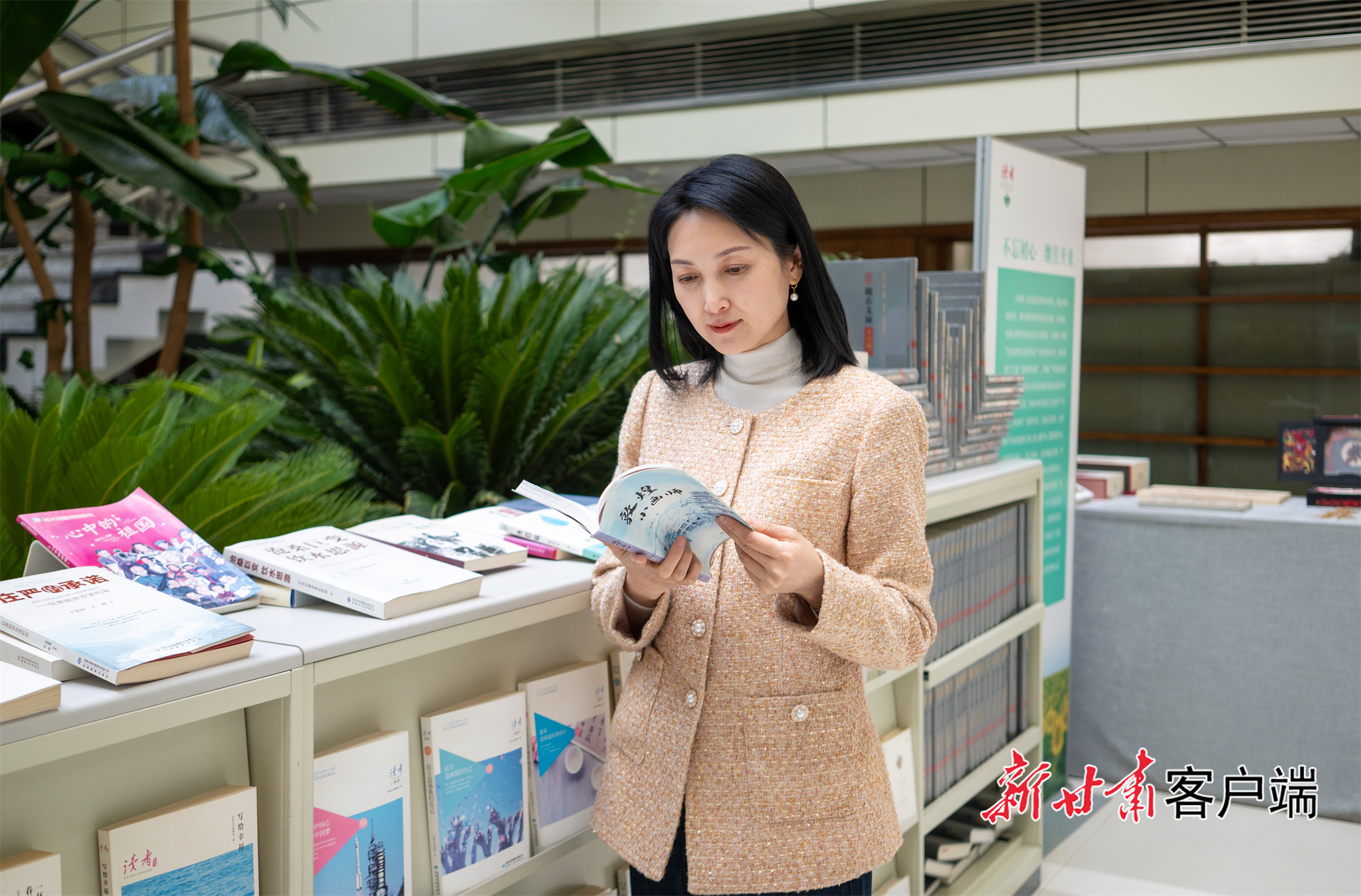 工作中的陈天竺　新甘肃&middot;甘肃日报记者　白永萍
