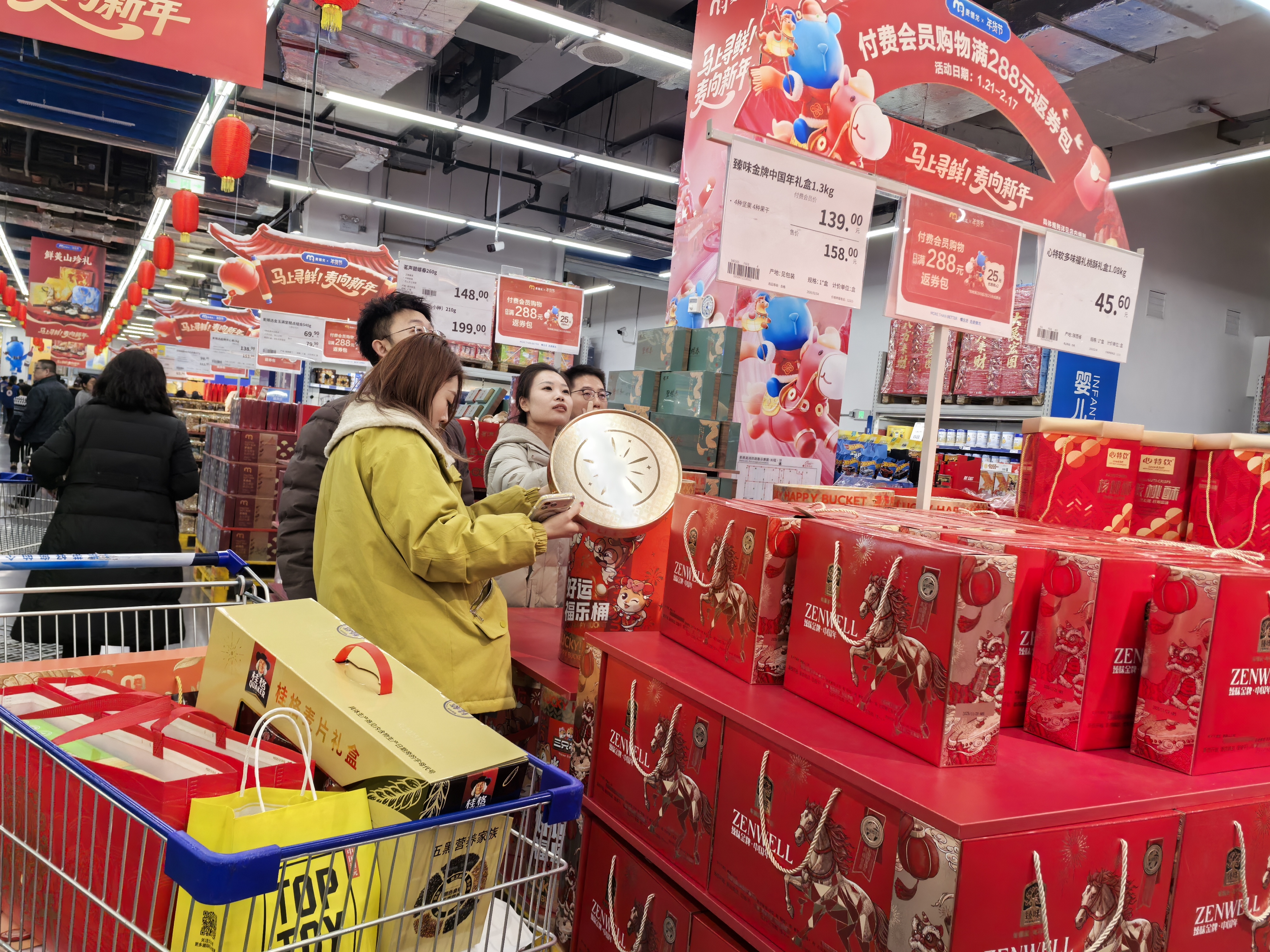 市民在超市买零食