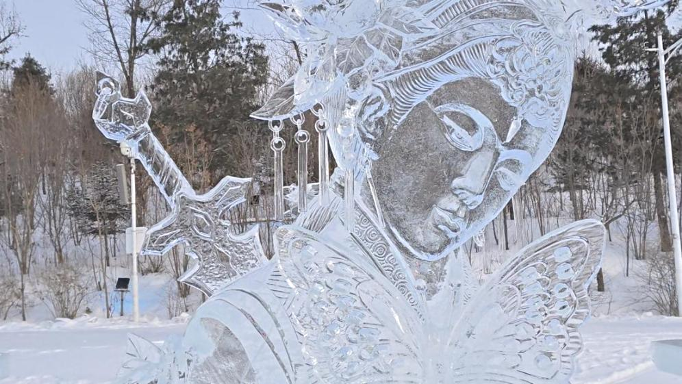 1月15日，长春冰雪新天地内冰雕作品《花香蝶自来》。新华网 党春阳摄