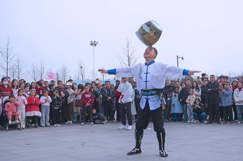 杂技演员表演《顶缸》节目。