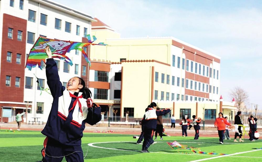 临泽县西关小学学生在操场活动