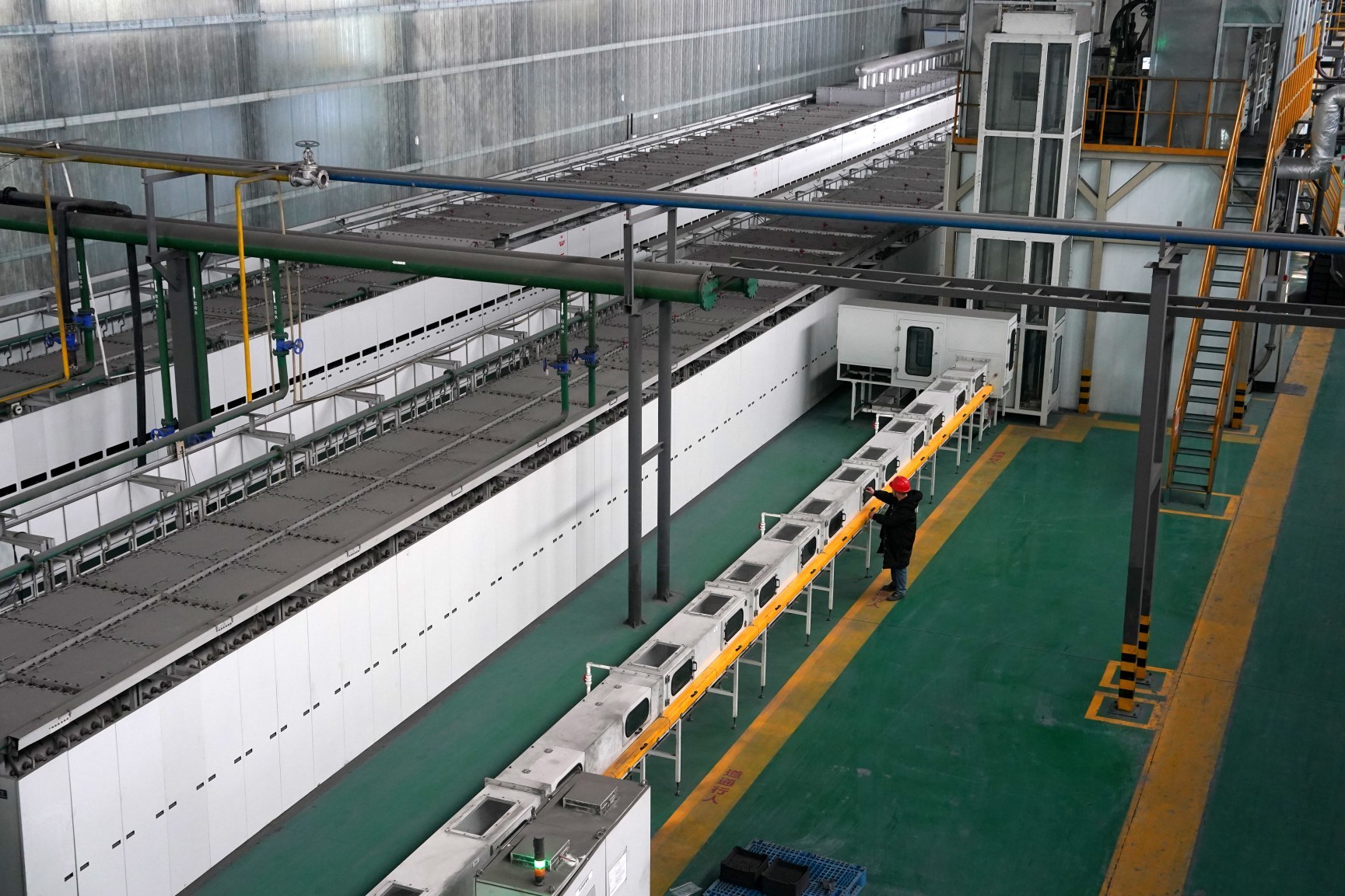 生产线上的“春节红”，新余工人坚守岗位赶订单