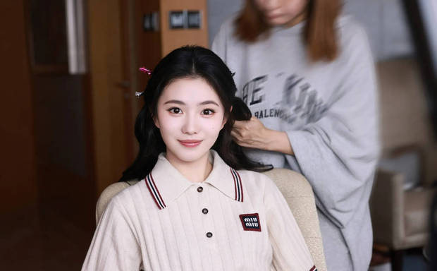 搜狐娱乐讯 近日，刘浩存一组化妆间花絮曝光。她身穿学院风针织衫，做妆发时神态灵动，尽显少女清新感。