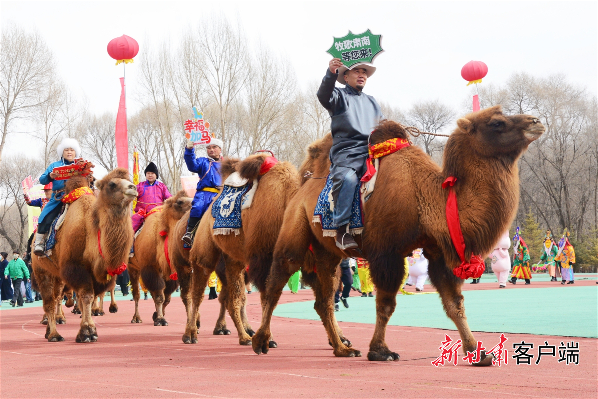 演员们不忘化身“旅游推荐官”，热情邀约八方宾客。新甘肃&middot;甘肃日报记者　侯洪建摄