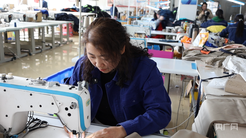 工作中的李福秀(央广网记者 魏晋雪 摄)