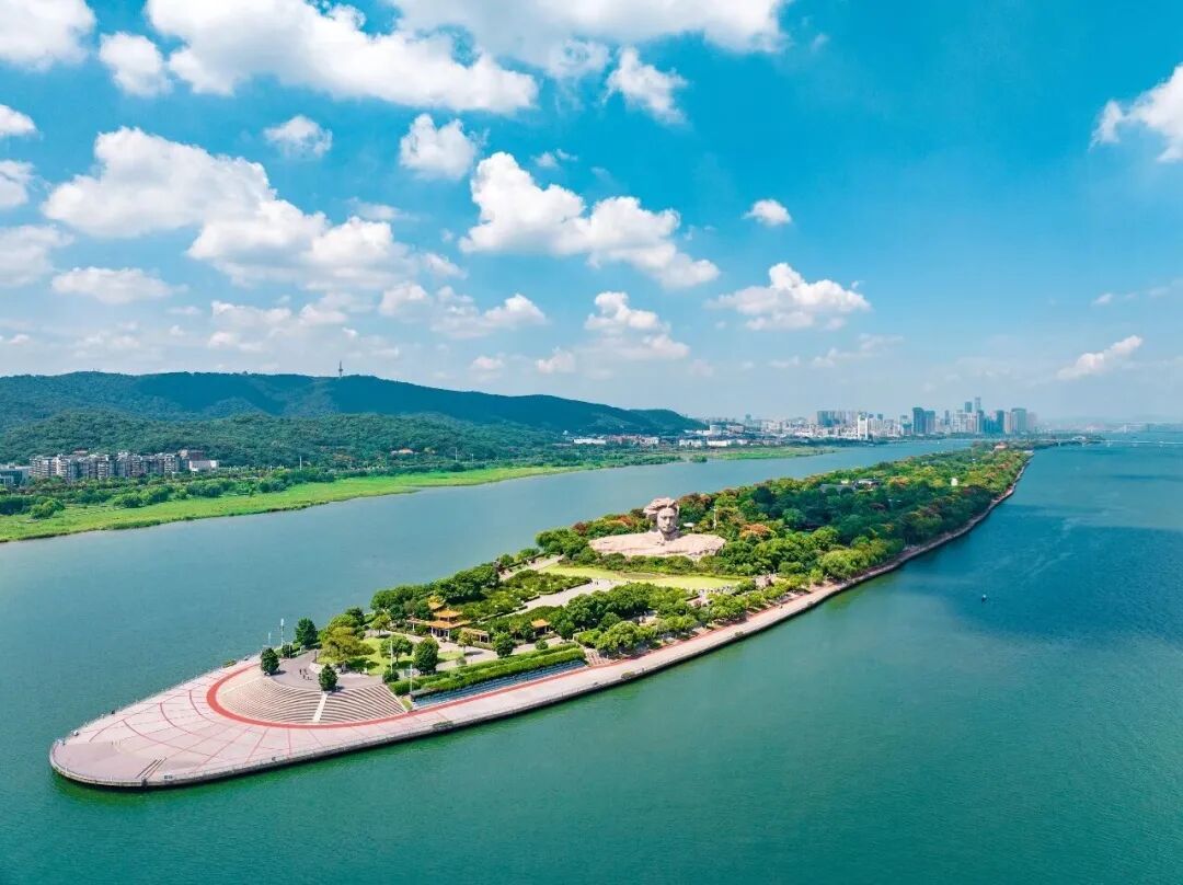 从湘江东岸远眺天马山与岳麓山。图/石亮