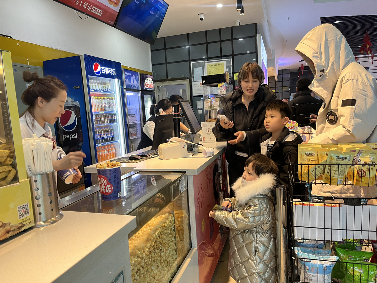 电影院内市民正在排队购票 吕慧 摄