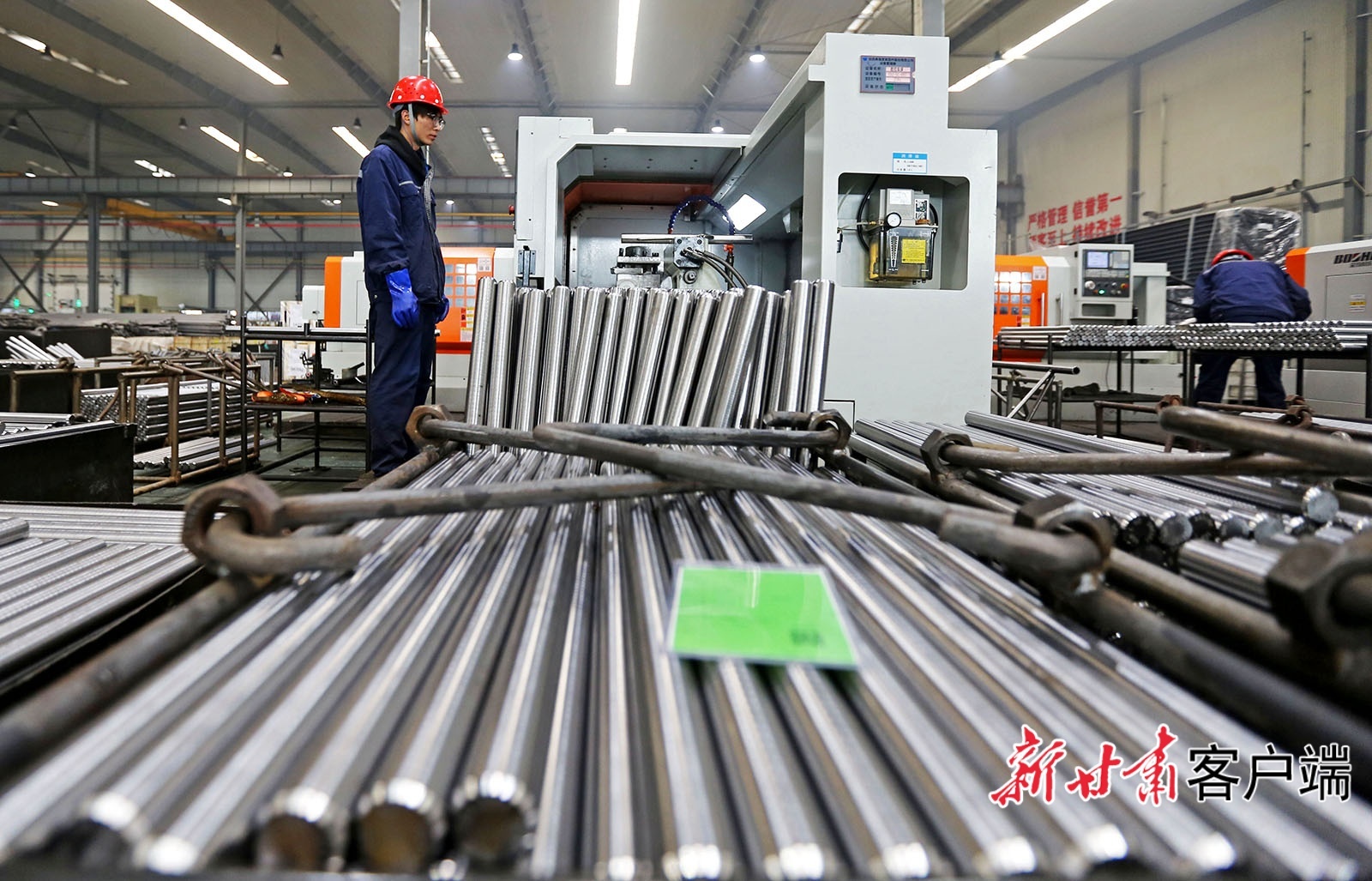 2月24日,定西高强度紧固件股份有限公司生产车间内,工人正在进行生产加工作业。新甘肃·甘肃日报通讯员 王克贤