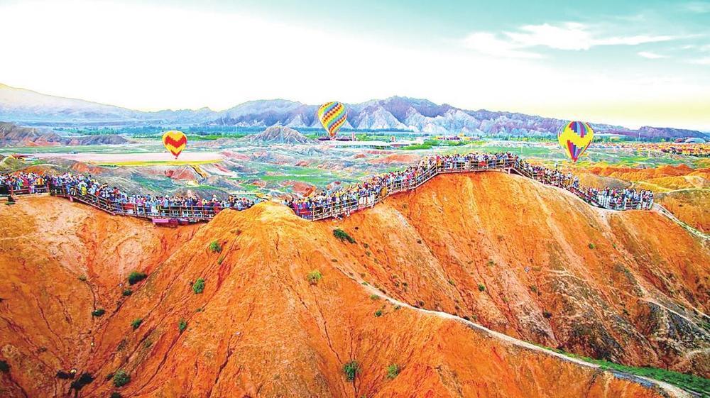 张掖七彩丹霞景区游人如织