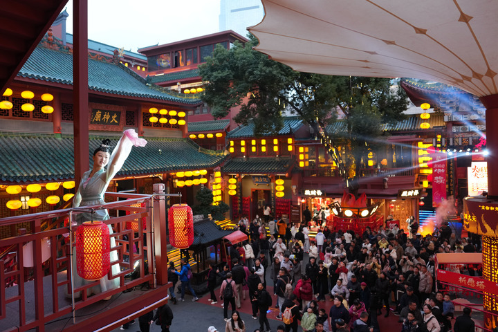 游客在湖南省长沙市火宫殿观看演出。新华社记者 陈振海 摄