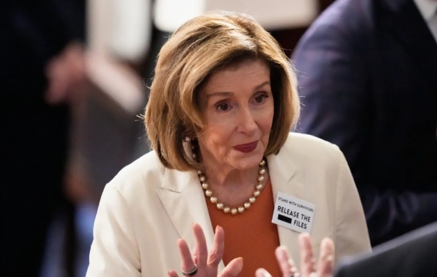 被特朗普点名了,佩洛西:我站起来了啊