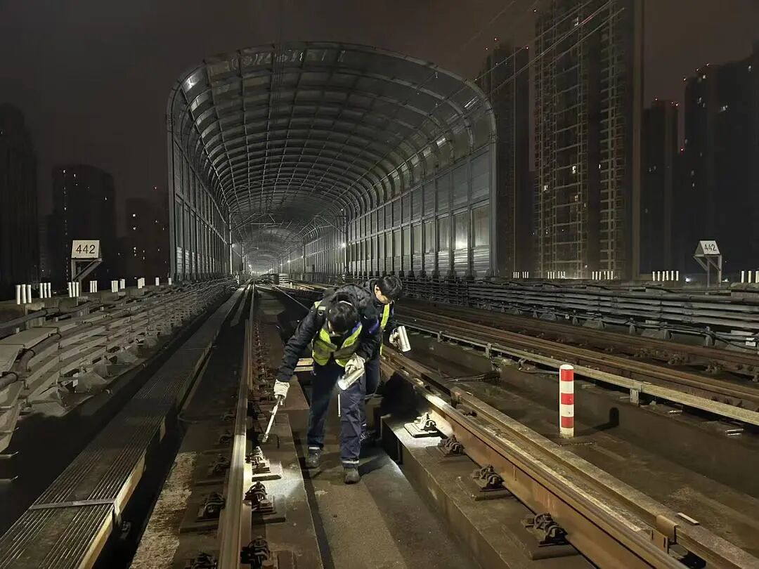 凌晨的地铁轨道，他们徒步三个多小时……