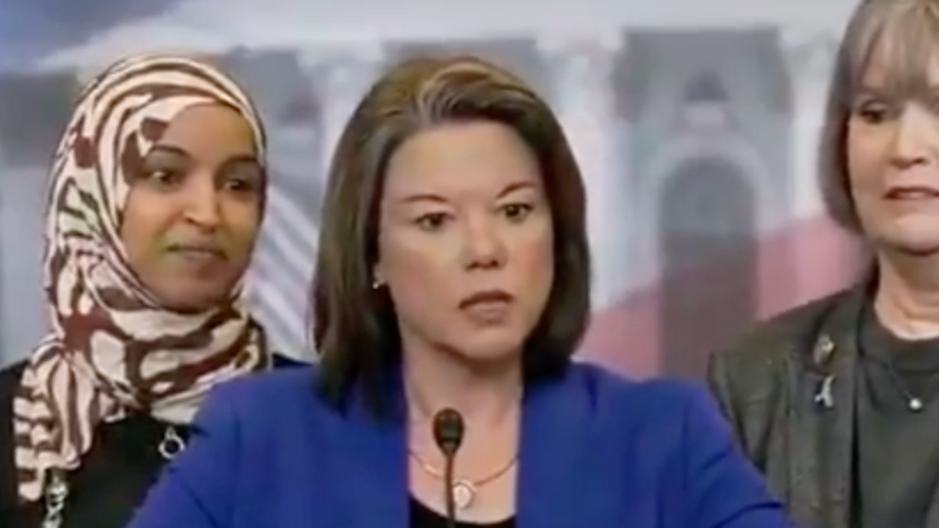 特朗普将发表第二任期首场国情咨文演说，民主党女议员：我宁可用叉子把自己戳瞎也不想听