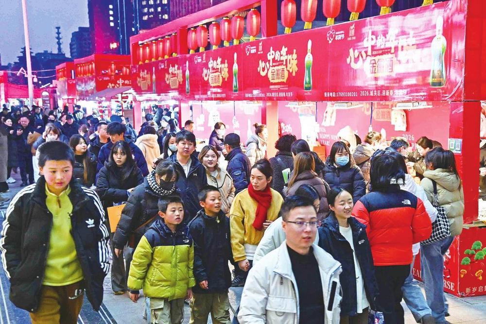 春节假期,兰州张掖路步行街夜市人流如织,夜间消费热度攀升。 新甘肃·甘肃经济日报记者 瞿娟 摄