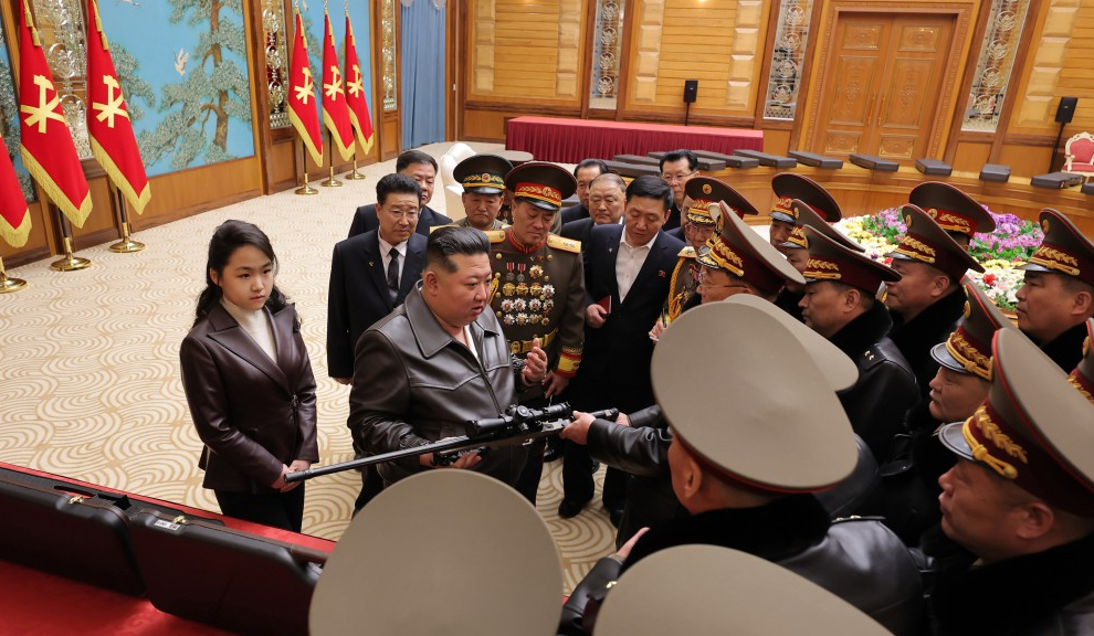 金正恩赠送狙击步枪并一起射击