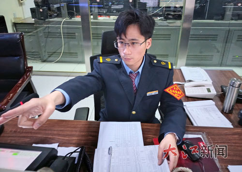 陈嘉庆在确认发车信号。