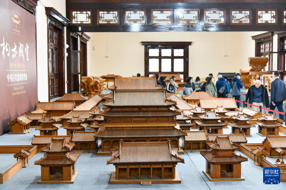 2月24日，人们在山东古建筑博物馆参观中国古代建筑模型展。