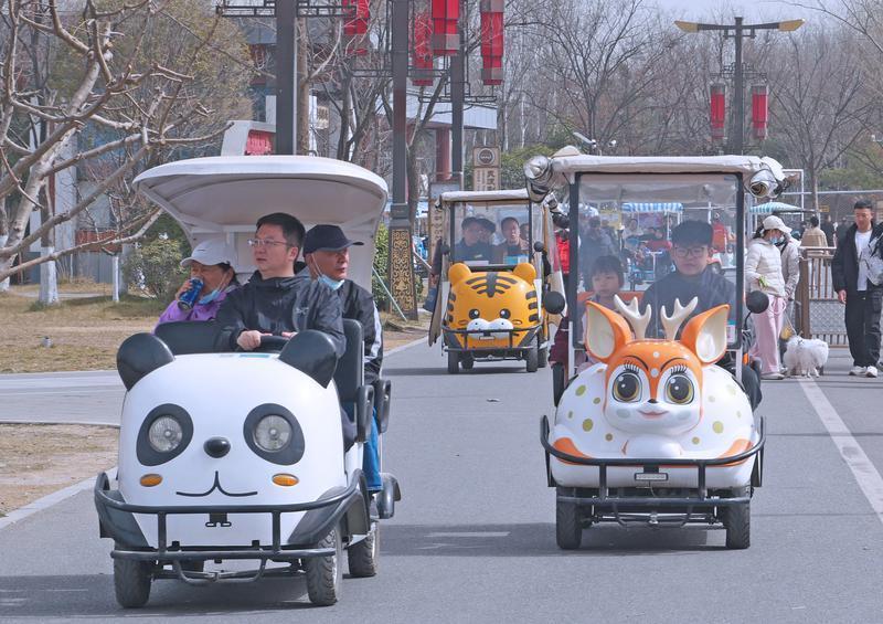 游客驾驶观光车赏景。