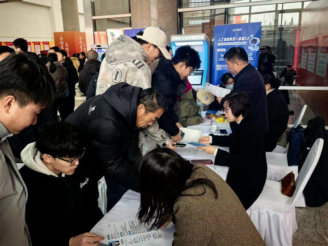 求职者在招聘会职业指导专区进行咨询