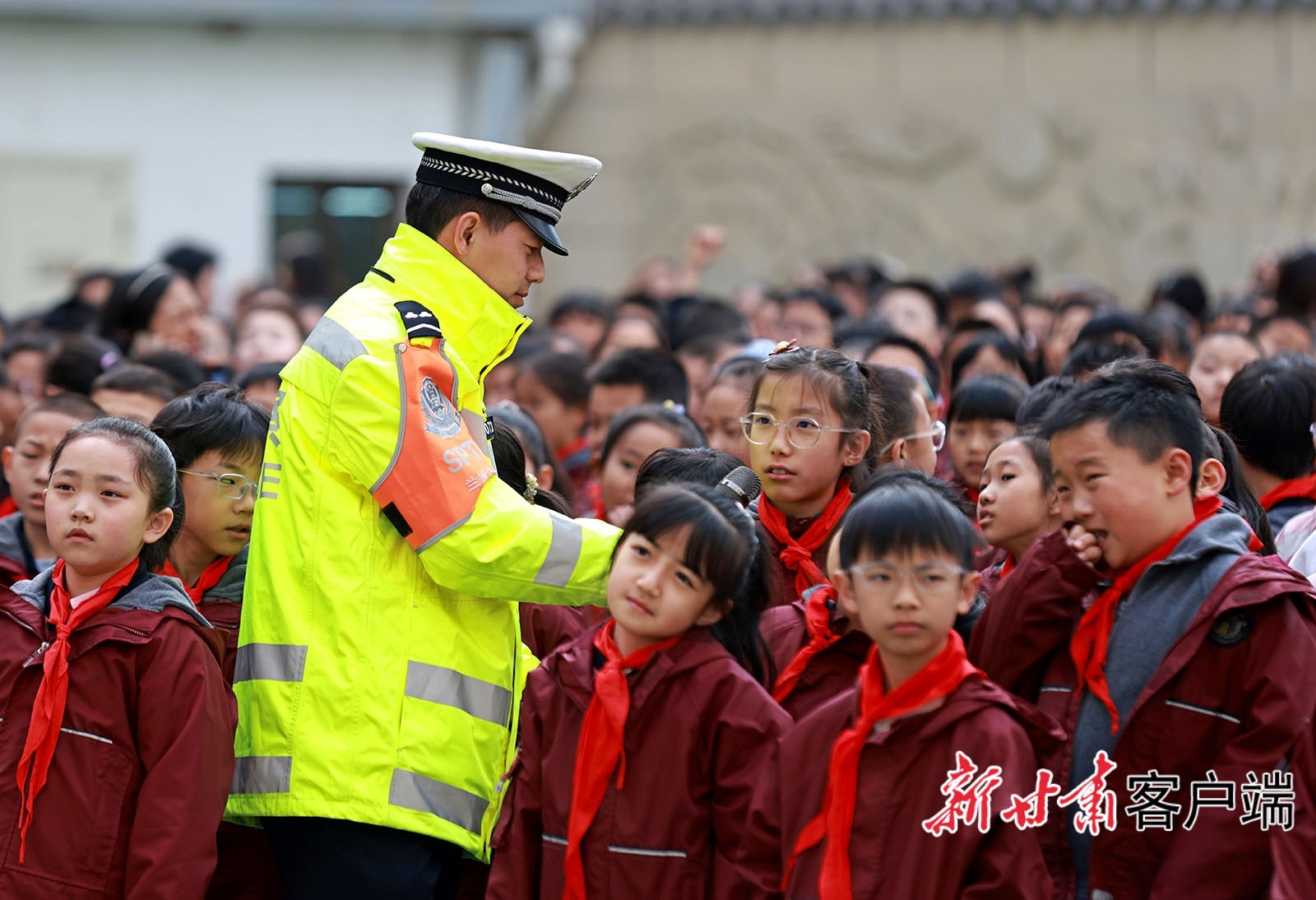 2月25日,兰州市公安局交管支队城关大队辅警走进城关区水车园小学民勤街分校,为学生讲解道路交通安全知识,上好新学期第一堂“交通安全课”。新甘肃·甘肃日报通讯员 金万贵