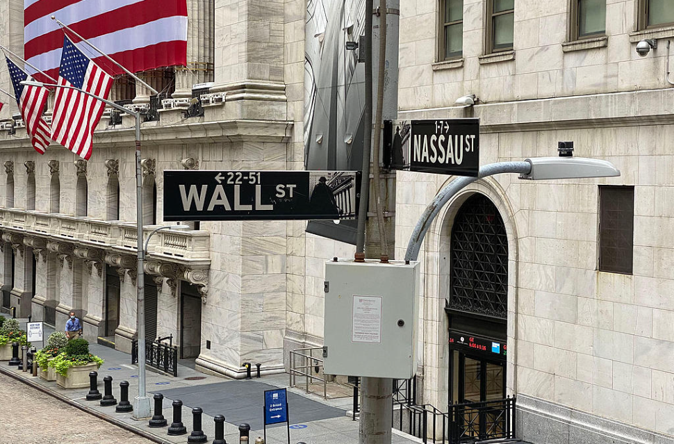 瑞银策略师下调美股评级:美元走弱+估值较高+白宫折腾!