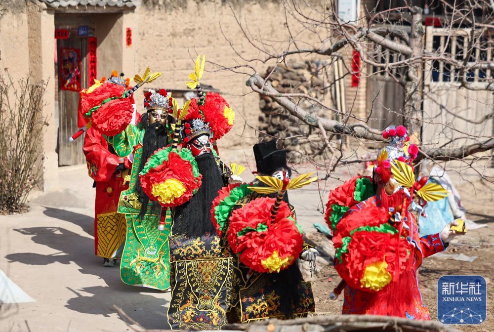 2月21日,在甘肃省静宁县仁大镇,社火队员走家串户表演。