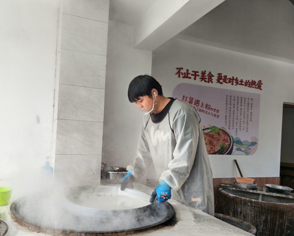 李庄村小微富民业态小巷的食品作坊中，村民正在制作红薯粉皮。新华社记者 张武岳 摄