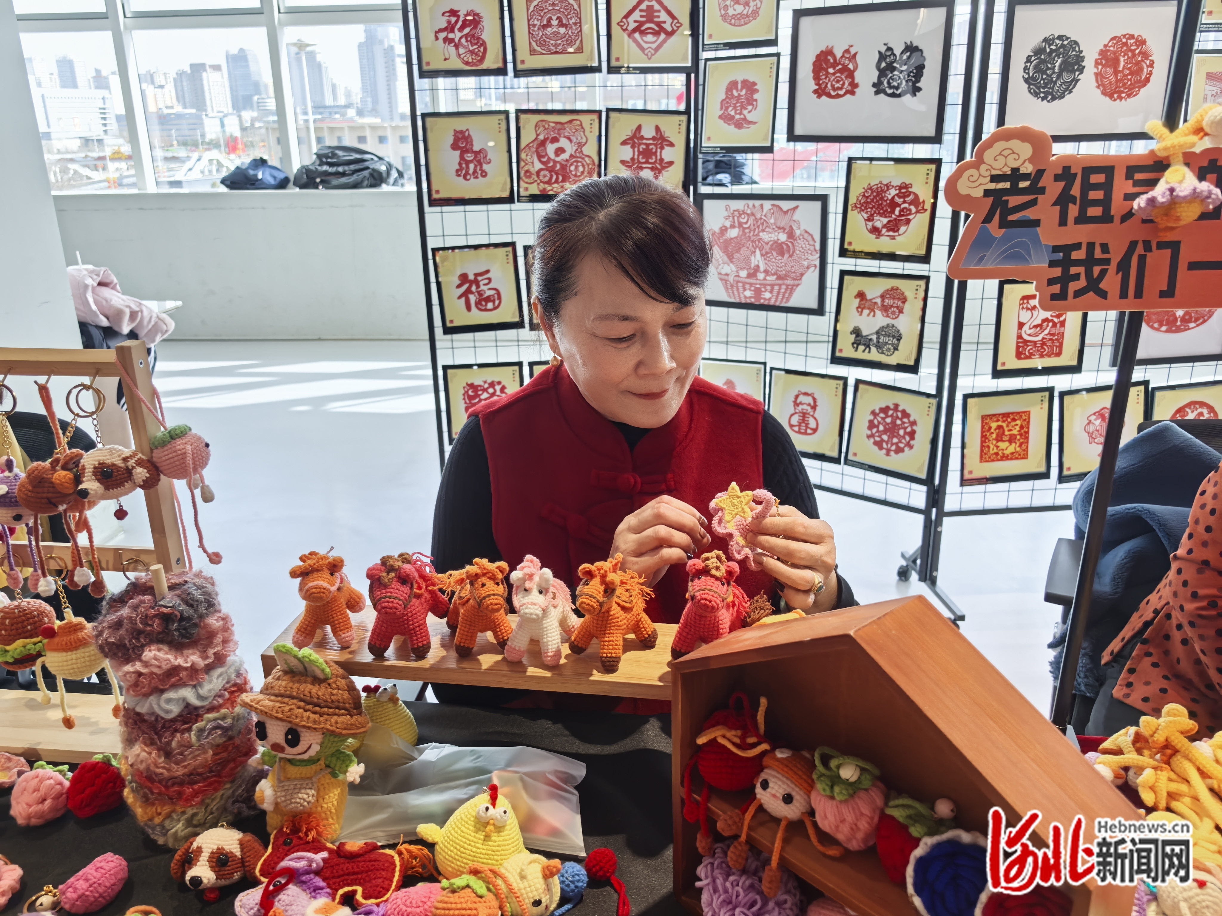 刘贵君整理钩针玩偶。赵家琪摄