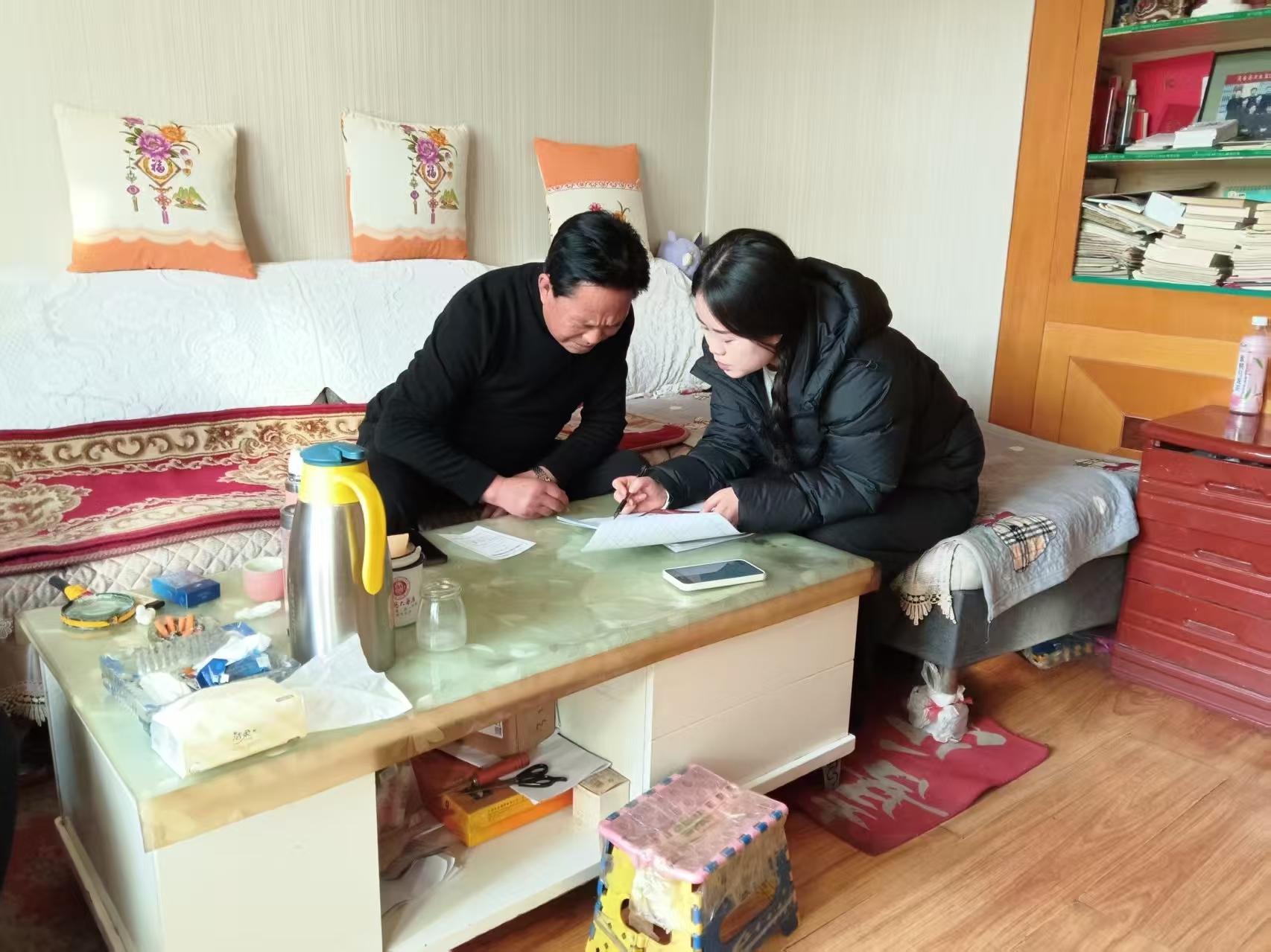 灵台县碑子沟社区工作人员入户走访中，辖区居民卫林元反映小区内污水管道与清水管道混在一起，存在用水安全