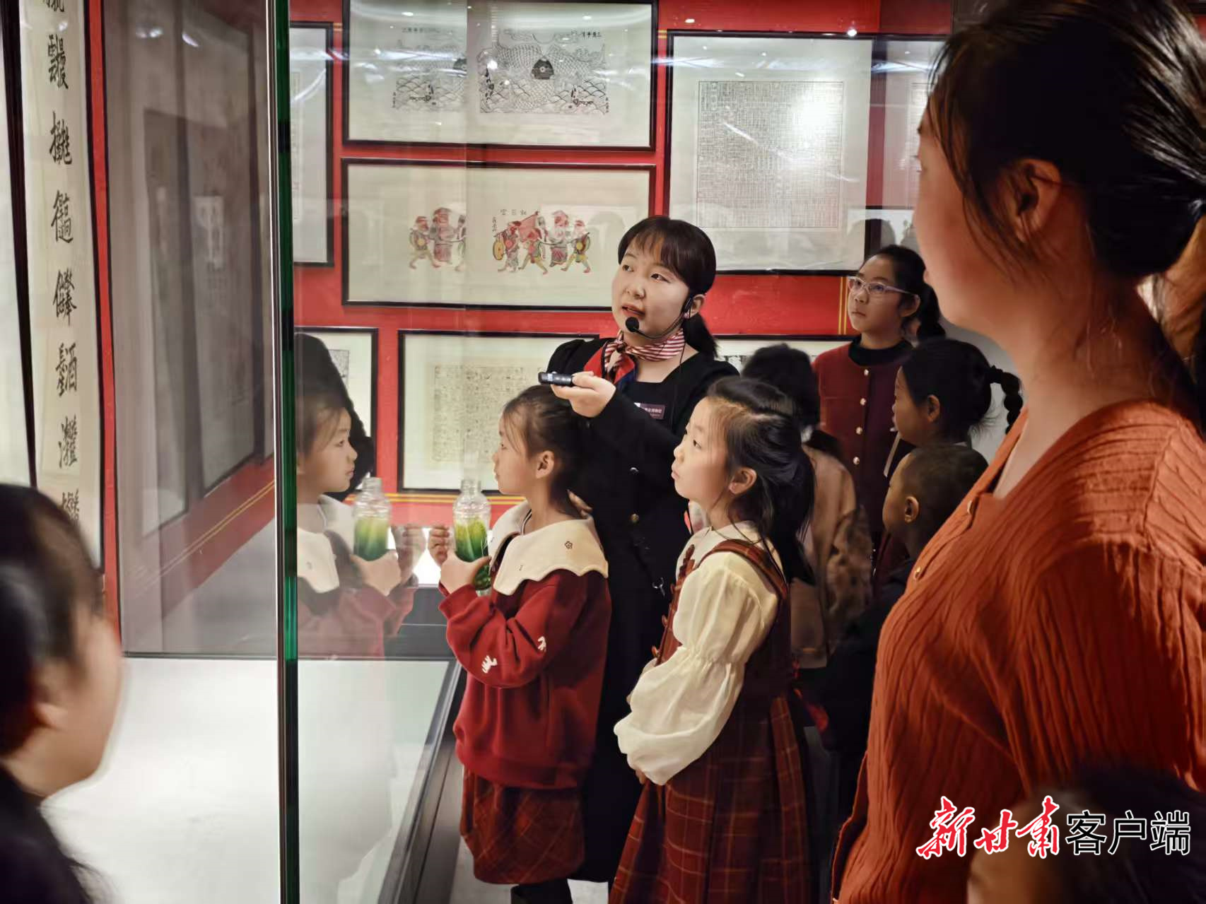 孩子们在参观“‘画开春暖 武强年画’与我们的春节”特展